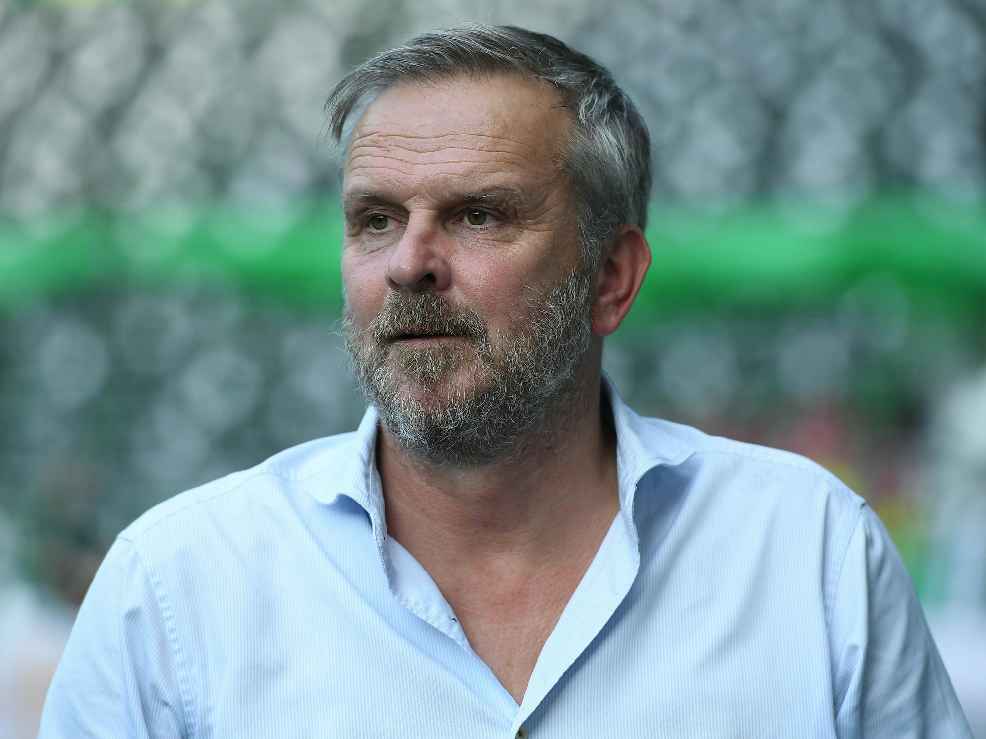 Dietmar Hamann am Rande des Bundesligaspiels Werder Bremen gegen Bayern München am 18. August 2023.
