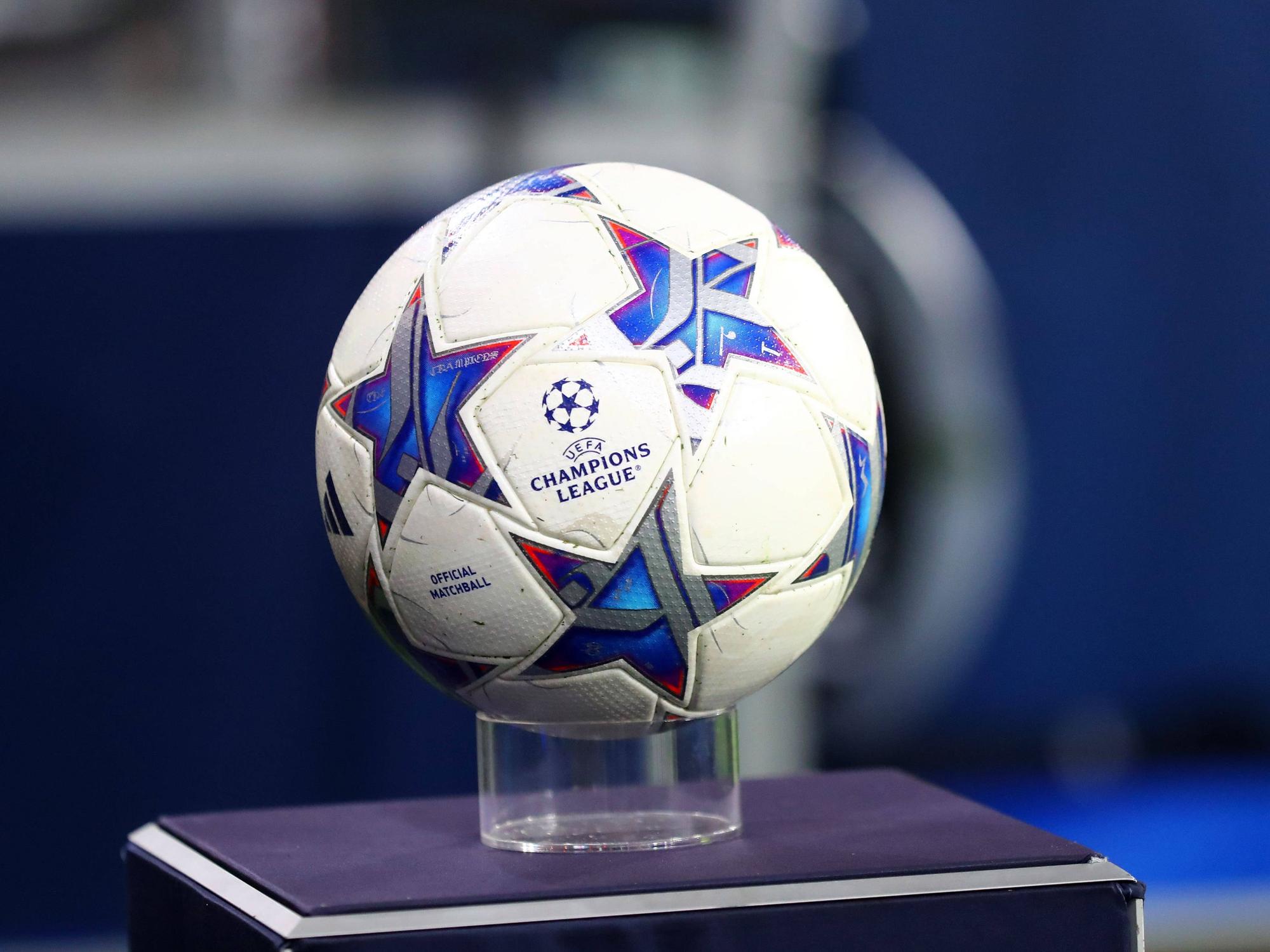 Der Champions-League-Ball auf einem Podest.