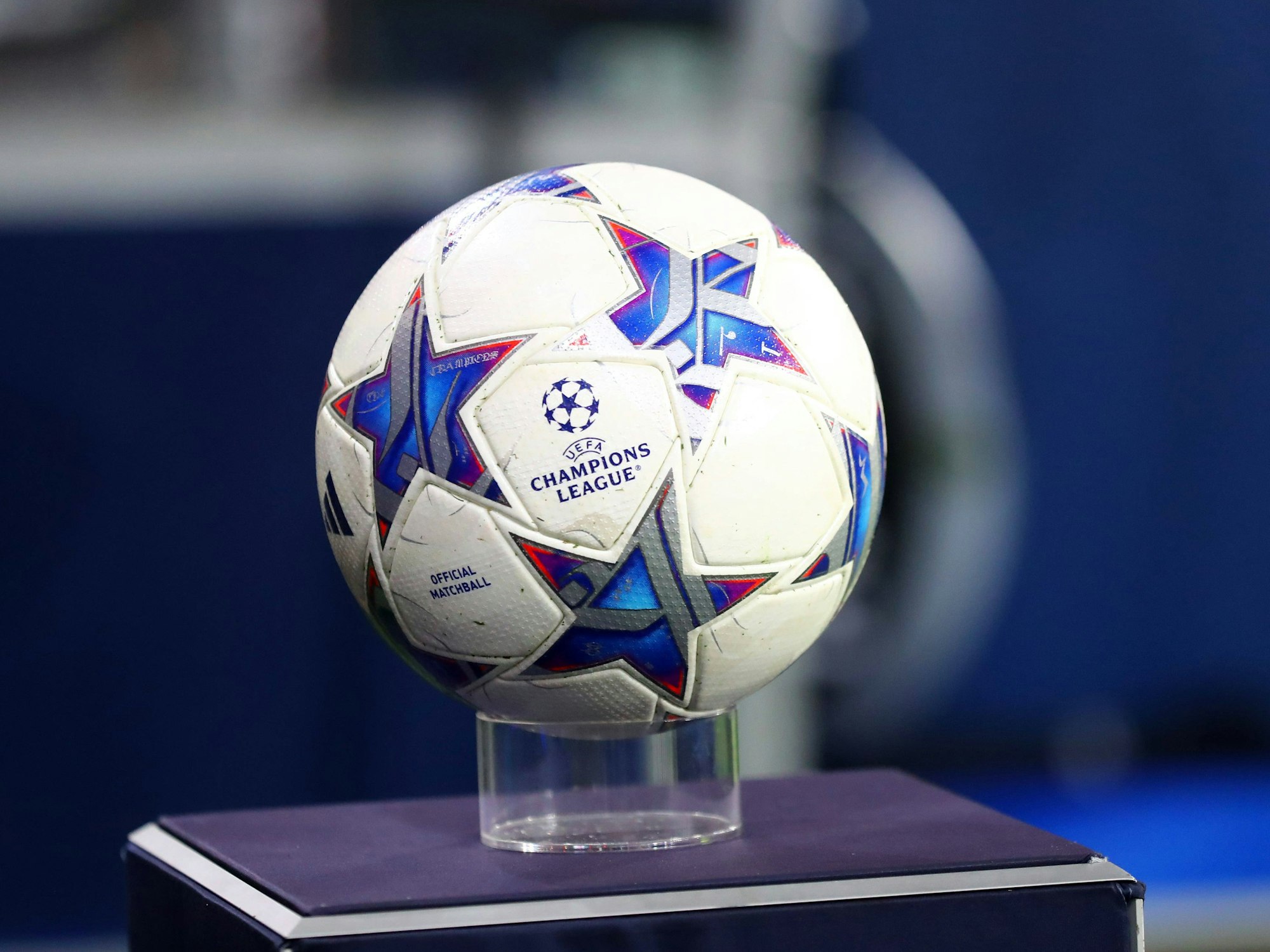Der Champions-League-Ball auf einem Podest.