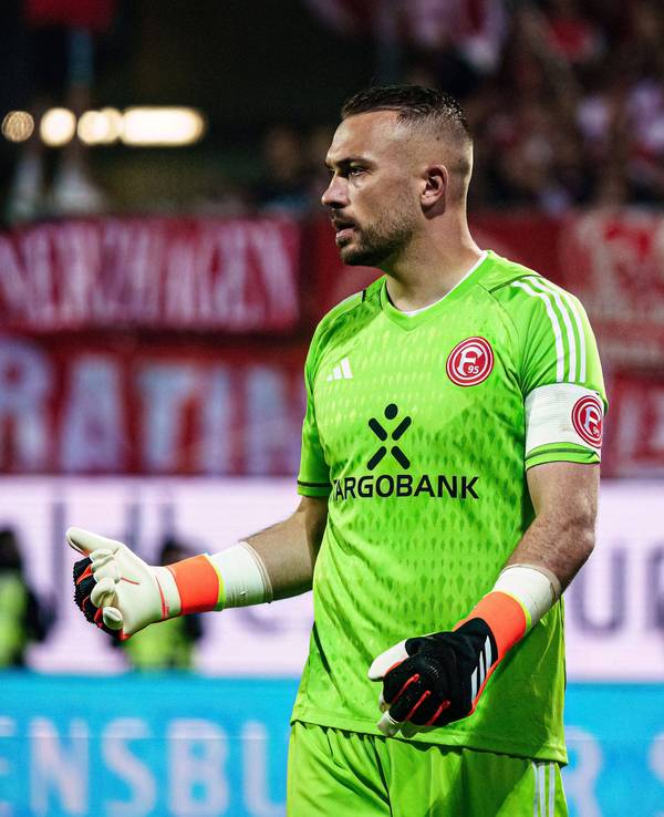 Fortuna Düsseldorfs Keeper Florian Kastenmeier gestikuliert auf dem Platz.