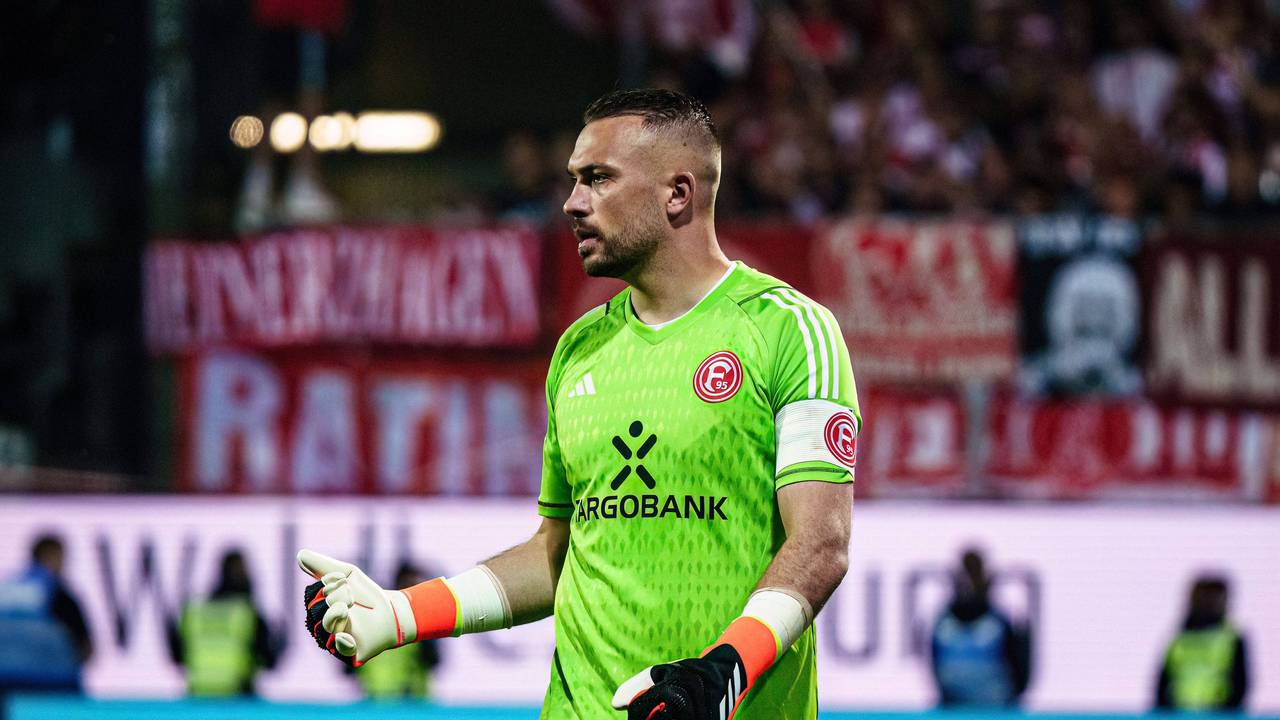 Fortuna Düsseldorfs Keeper Florian Kastenmeier gestikuliert auf dem Platz.