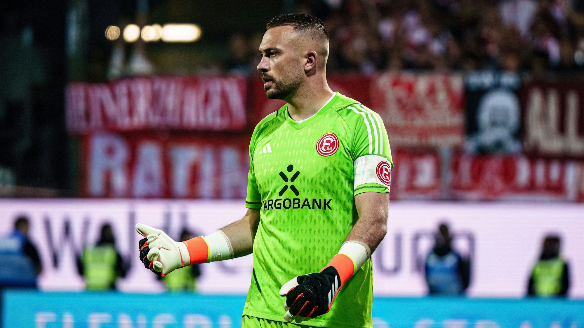 Fortuna Düsseldorfs Keeper Florian Kastenmeier gestikuliert auf dem Platz.