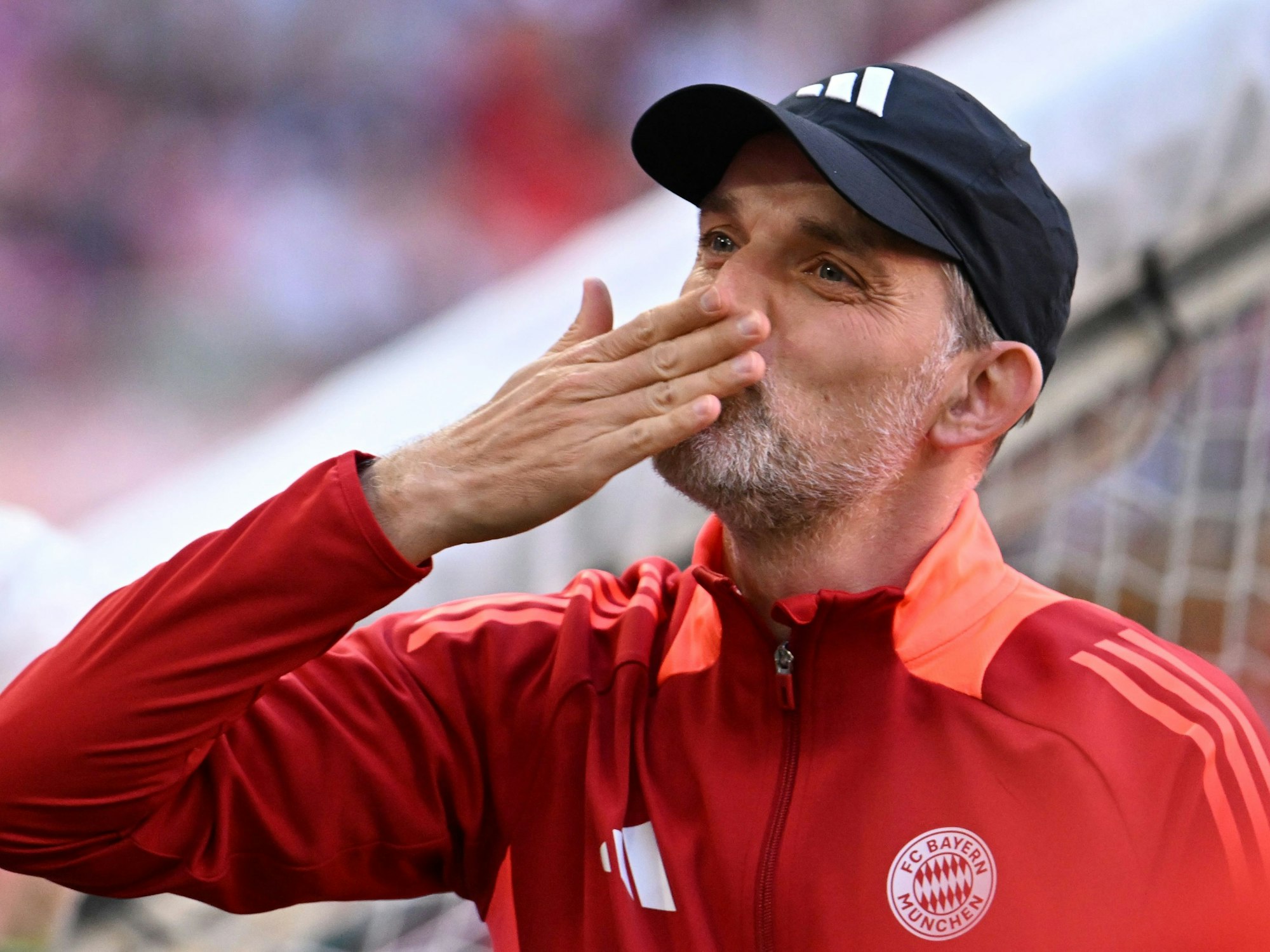 Münchens Trainer Thomas Tuchel wirft den Fans einen Kuss zu.
