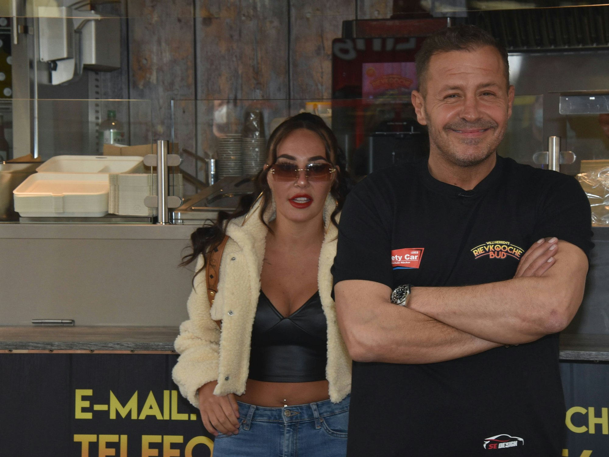 Schauspieler und Reality-Star Willi Herren und seine Tochter Alessia bei der Eröffnung von „Willi Herren's Rievkooche“ im April 2021.