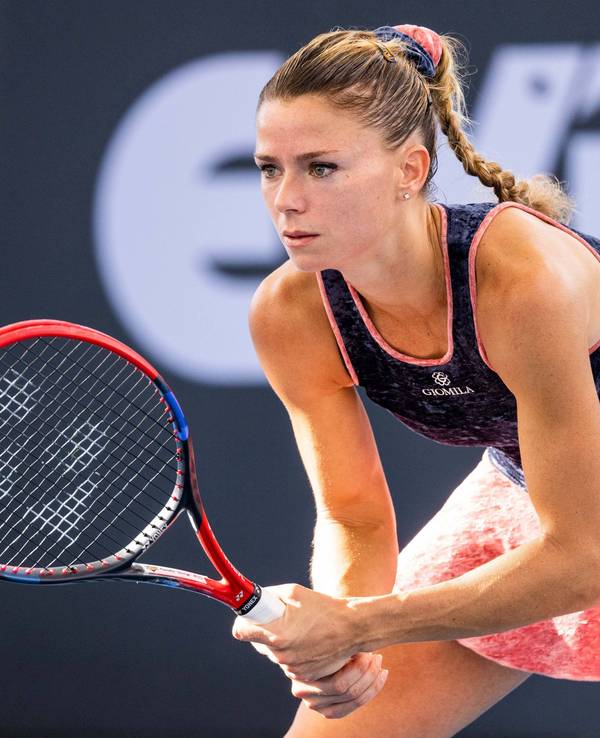Camila Giorgi hält ihren Tennischläger bei einem Turnier in Brisbane, Australien.