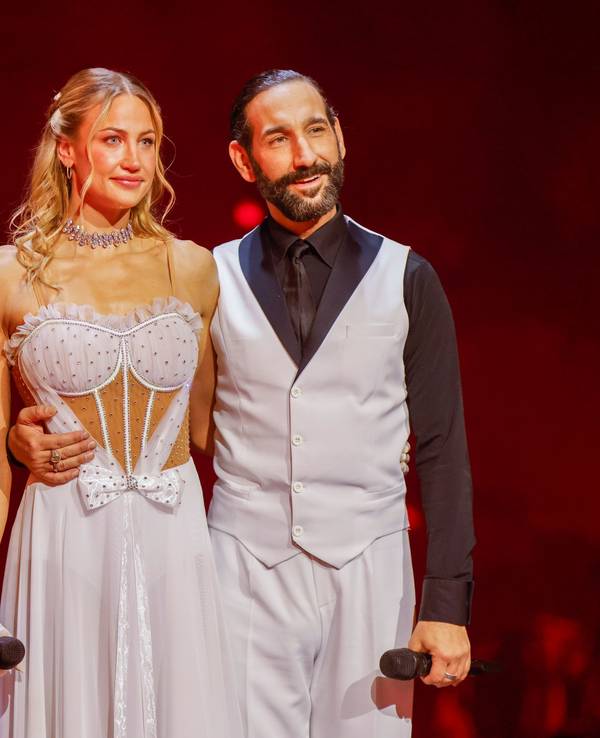Daniel Hartwich (l-r), Moderator, Lulu, Sängerin, und Massimo Sinato, Profitänzer, stehen in der RTL-Tanzshow „Let's Dance“ in den Kulissen des Muscials „Moulin Rouge!“.