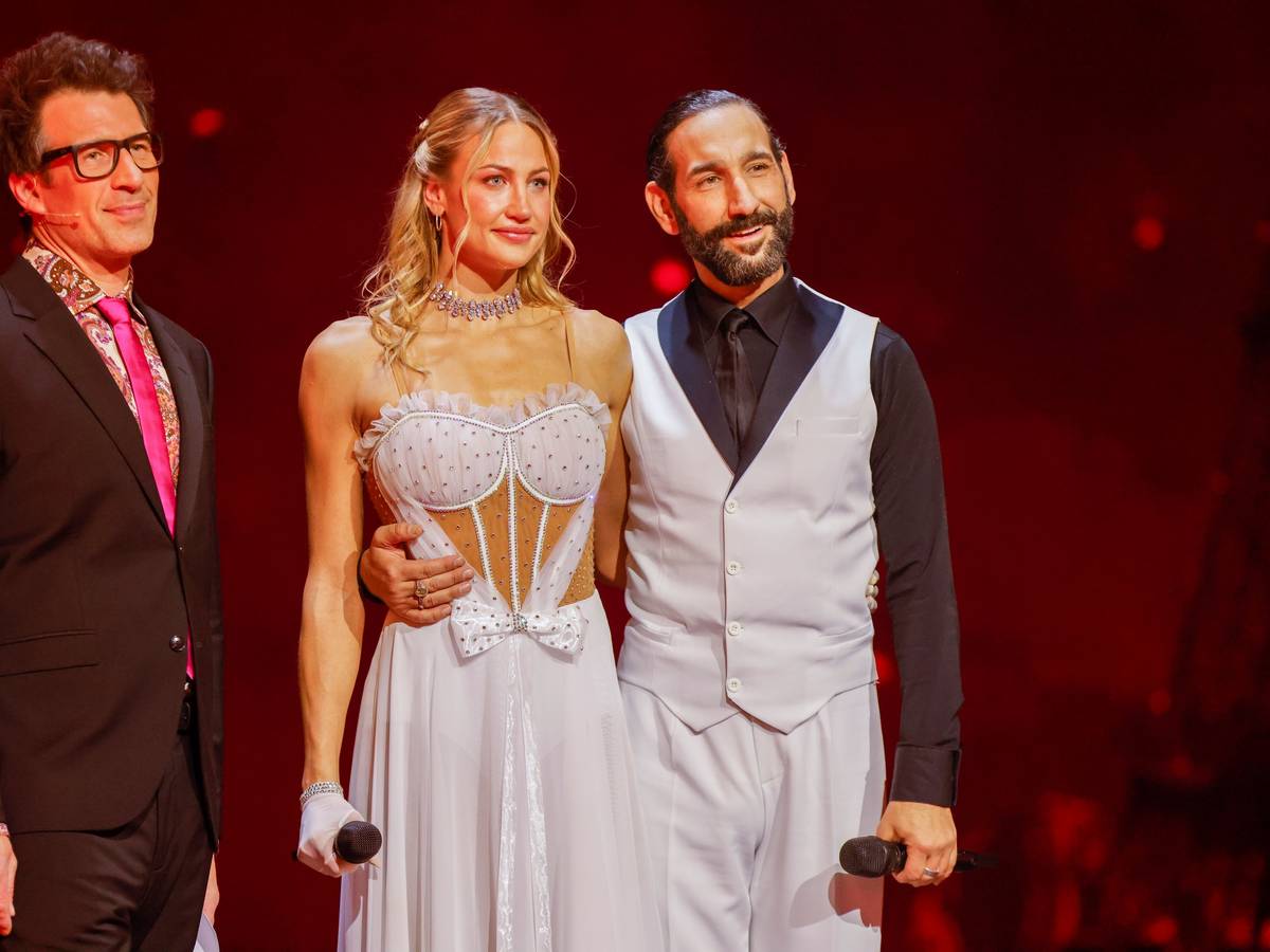 Daniel Hartwich (l-r), Moderator, Lulu, Sängerin, und Massimo Sinato, Profitänzer, stehen in der RTL-Tanzshow „Let's Dance“ in den Kulissen des Muscials „Moulin Rouge!“.