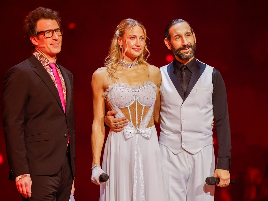 Daniel Hartwich (l-r), Moderator, Lulu, Sängerin, und Massimo Sinato, Profitänzer, stehen in der RTL-Tanzshow „Let's Dance“ in den Kulissen des Muscials „Moulin Rouge!“.