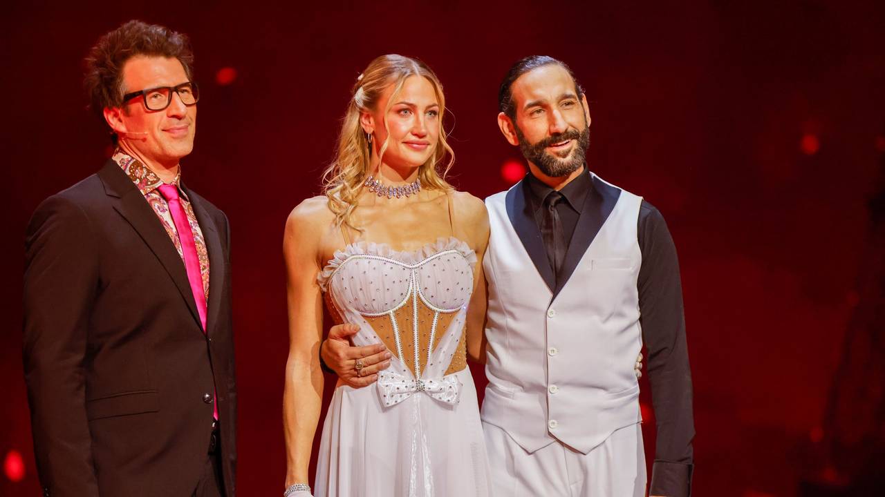 Daniel Hartwich (l-r), Moderator, Lulu, Sängerin, und Massimo Sinato, Profitänzer, stehen in der RTL-Tanzshow „Let's Dance“ in den Kulissen des Muscials „Moulin Rouge!“.