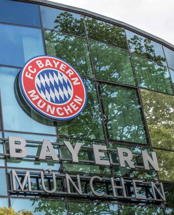 Logo und Schriftzug des FC Bayern München am Eingang der Vereinszentrale an der Säbener Straße.
