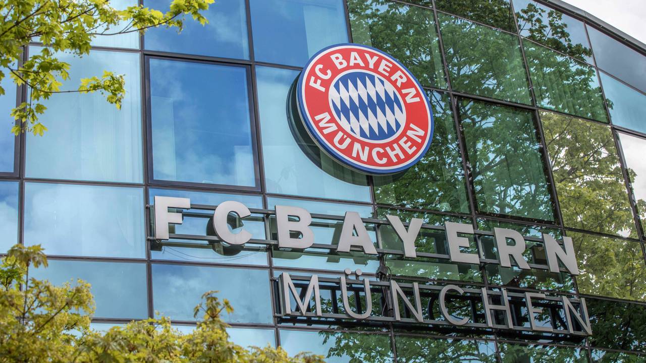 Logo und Schriftzug des FC Bayern München am Eingang der Vereinszentrale an der Säbener Straße.