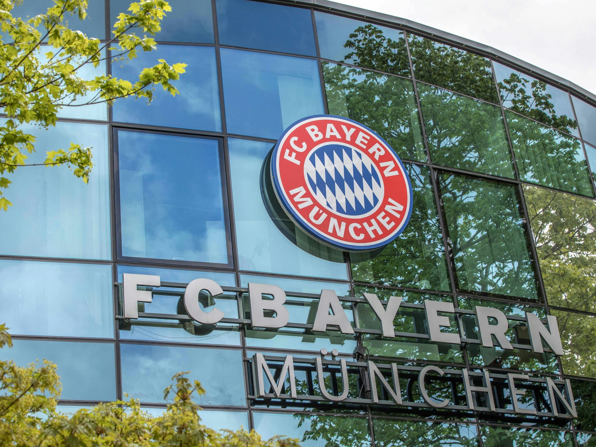 Logo und Schriftzug des FC Bayern München am Eingang der Vereinszentrale an der Säbener Straße.