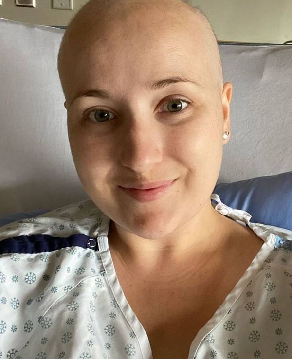 Das Foto zeigt die TikTokerin Kimberley Nix in einem Krankenhausbett.