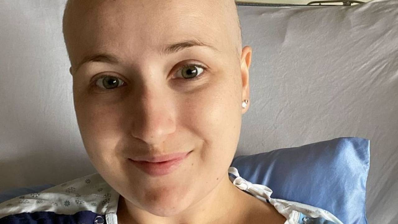 Das Foto zeigt die TikTokerin Kimberley Nix in einem Krankenhausbett.