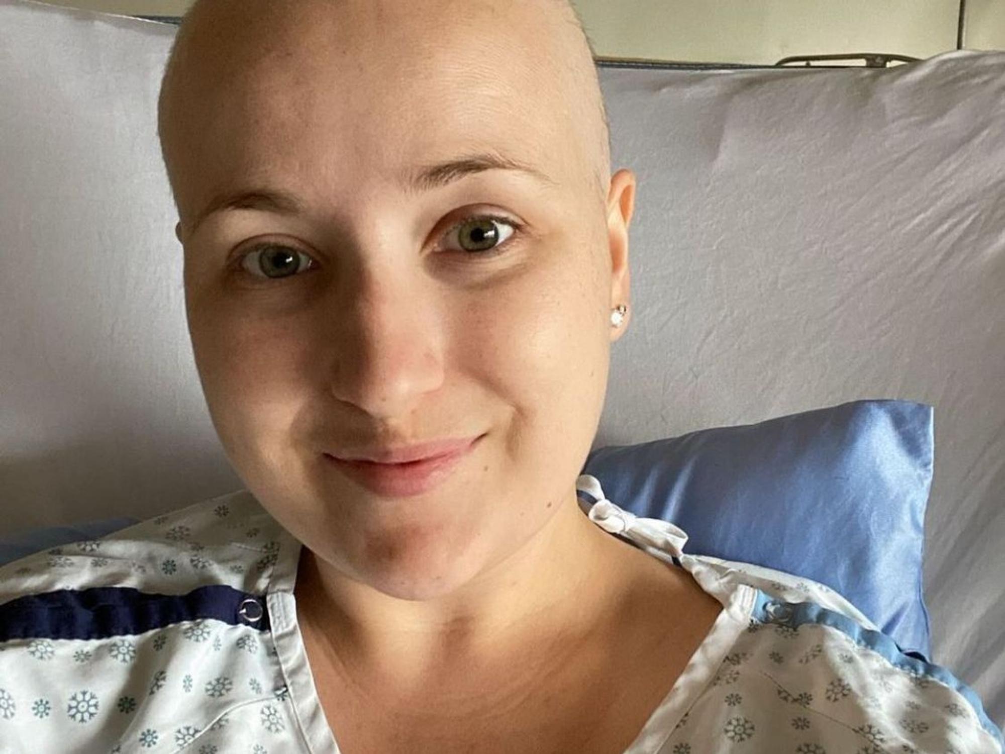 Das Foto zeigt die TikTokerin Kimberley Nix in einem Krankenhausbett.