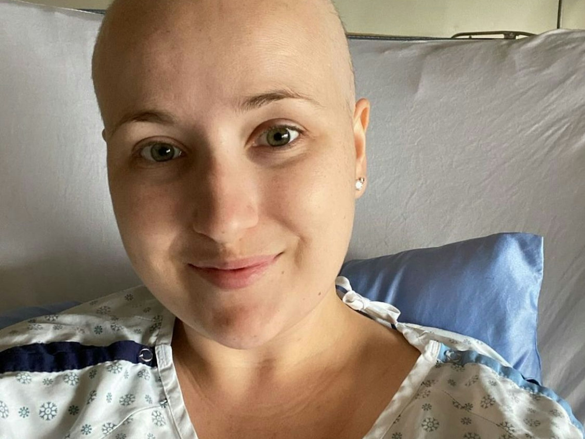 Das Foto zeigt die TikTokerin Kimberley Nix in einem Krankenhausbett.