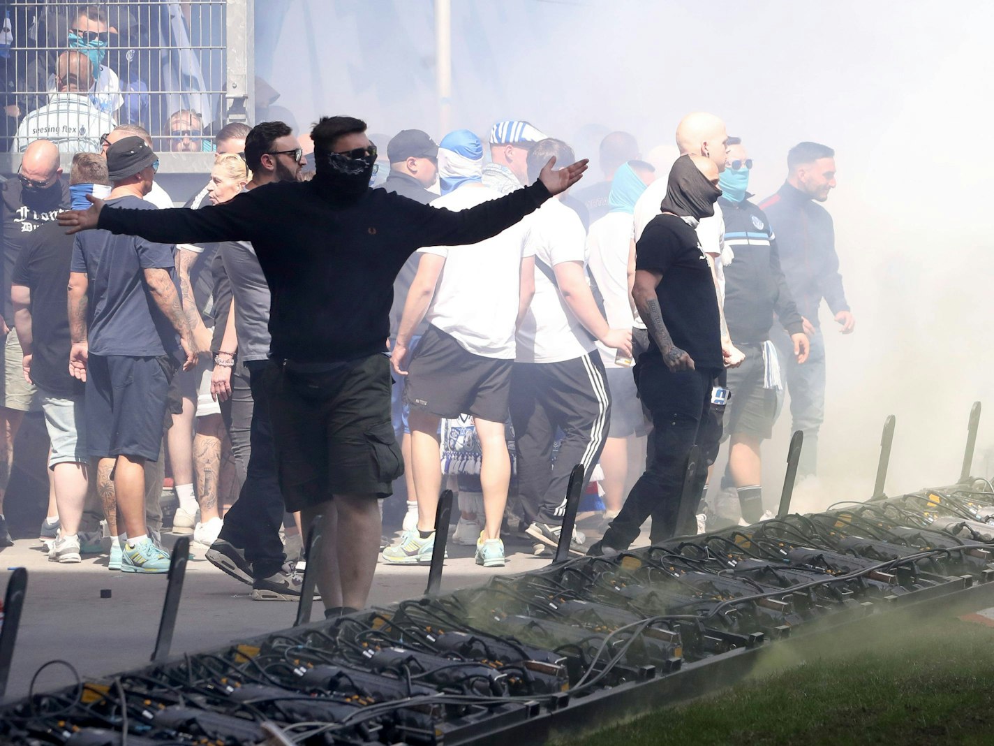 Vermummte Chaoten im Innenraum der Duisburger Schauinsland-Reisen-Arena.