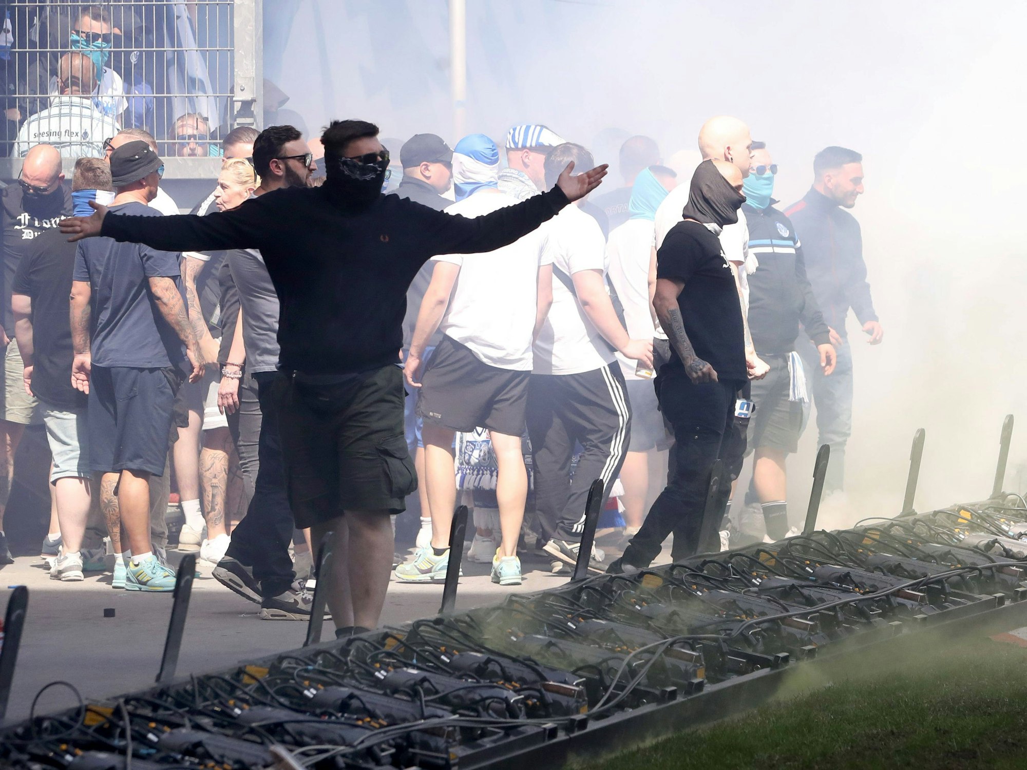 Vermummte Chaoten im Innenraum der Duisburger Schauinsland-Reisen-Arena.