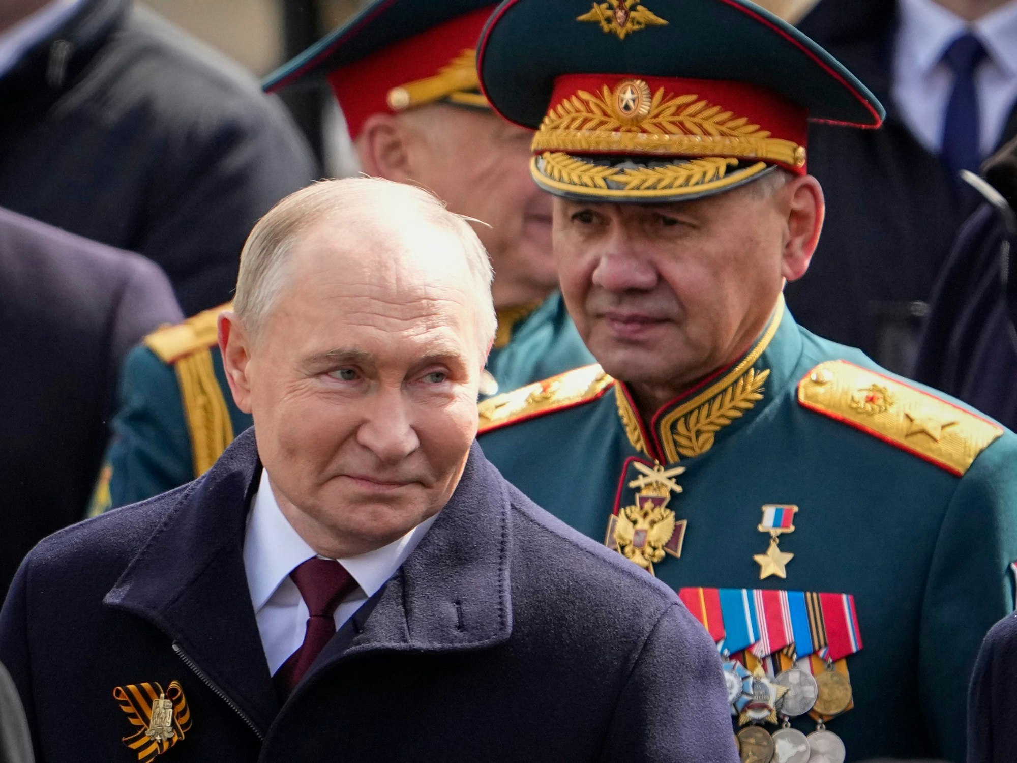 Wladimir Putin (l.) und Sergej Schoigu verlassen den Roten Platz nach der Militärparade zum Tag des Sieges anlässlich des 79. Jahrestages des Endes des Zweiten Weltkriegs. Der Kremlchef hat seinen Verteidigungsminister entlassen.