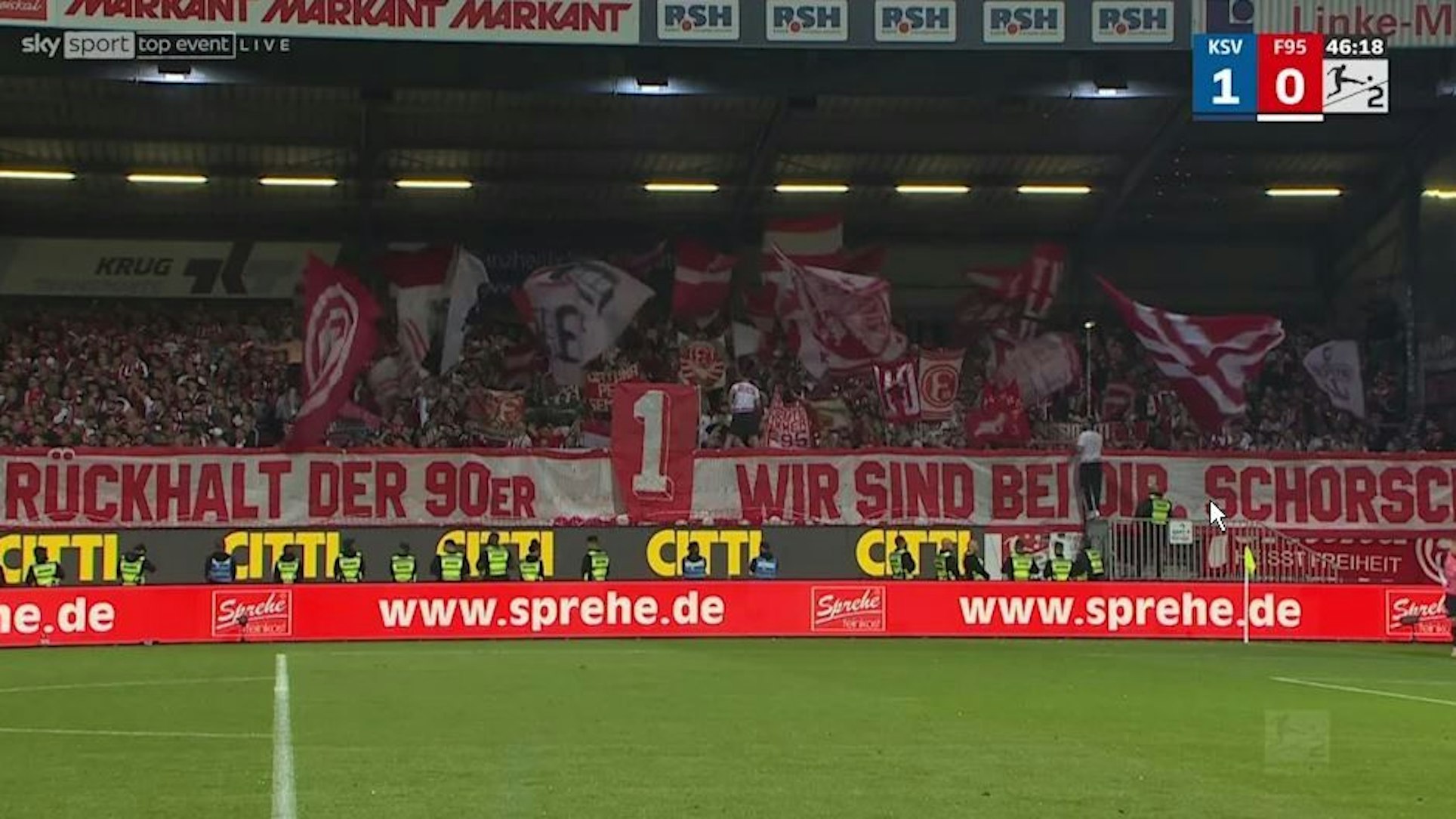 Fans von Fortuna Düsseldorf hissen beim Spiel in Kiel ein Banner mit einer Botschaft an Ex-Keeper Georg Koch.