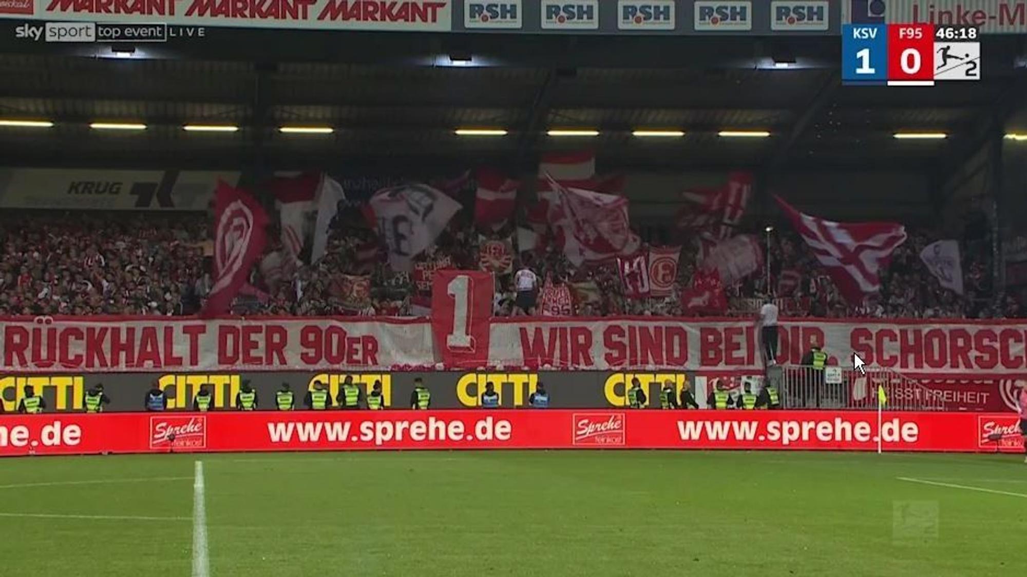 Fans von Fortuna Düsseldorf hissen beim Spiel in Kiel ein Banner mit einer Botschaft an Ex-Keeper Georg Koch.