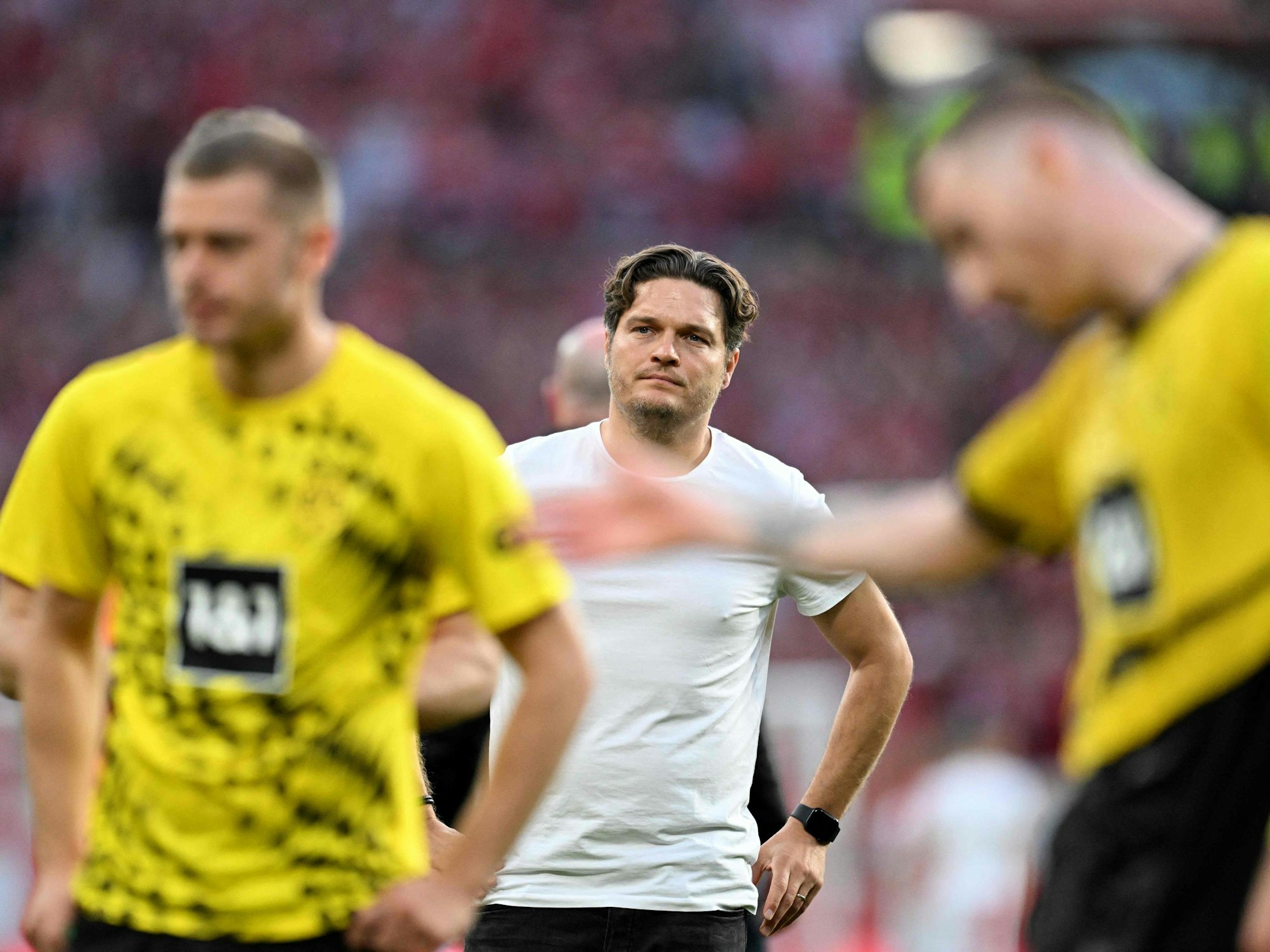 BVB-Trainer Edin Terzić nach dem 0:3 in Mainz auf dem Platz.