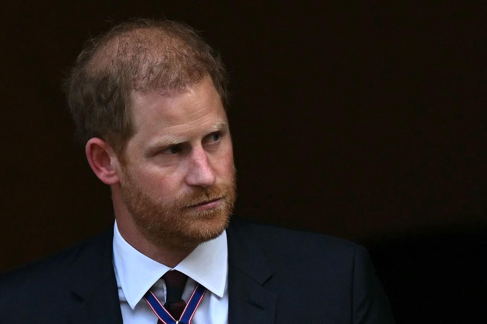 Prinz Harry besuchte am 8. Mai die St.-Pauls-Kathedrale – sein Vater, König Charles, gab nur wenige Kilometer entfernt einen Empfang in den Gärten des Buckingham-Palastes. Ein Treffen zwischen Vater und Sohn kam nicht zustande.