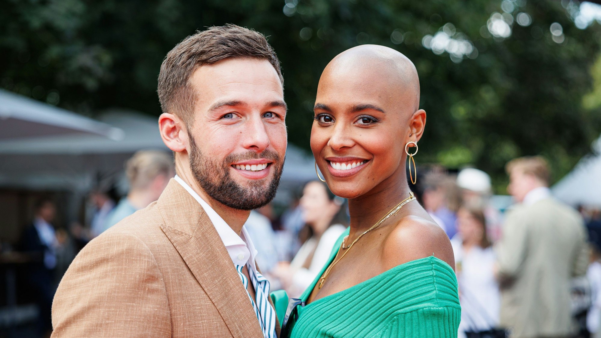 Unternehmer Jan Hoffmann und Sharon Battiste aus der RTL-Sendung „Die Bachelorette“: Hier ein Archivfoto, das im August 2022 in Niedersachsen entstanden ist. Niedersachsen, Langenhagen: Unternehmer Jan Hoffmann (l) und Sharon Battiste, Bachelorette 2022 aus der RTL-Sendung "Die Bachelorette", stehen während dem Audi Ascot Renntag auf dem roten Teppich. (zu dpa: «Ex-«Bachelorette» Sharon Battiste verkündet das Aus ihrer Beziehung») Foto: Michael Matthey/dpa +++ dpa-Bildfunk +++