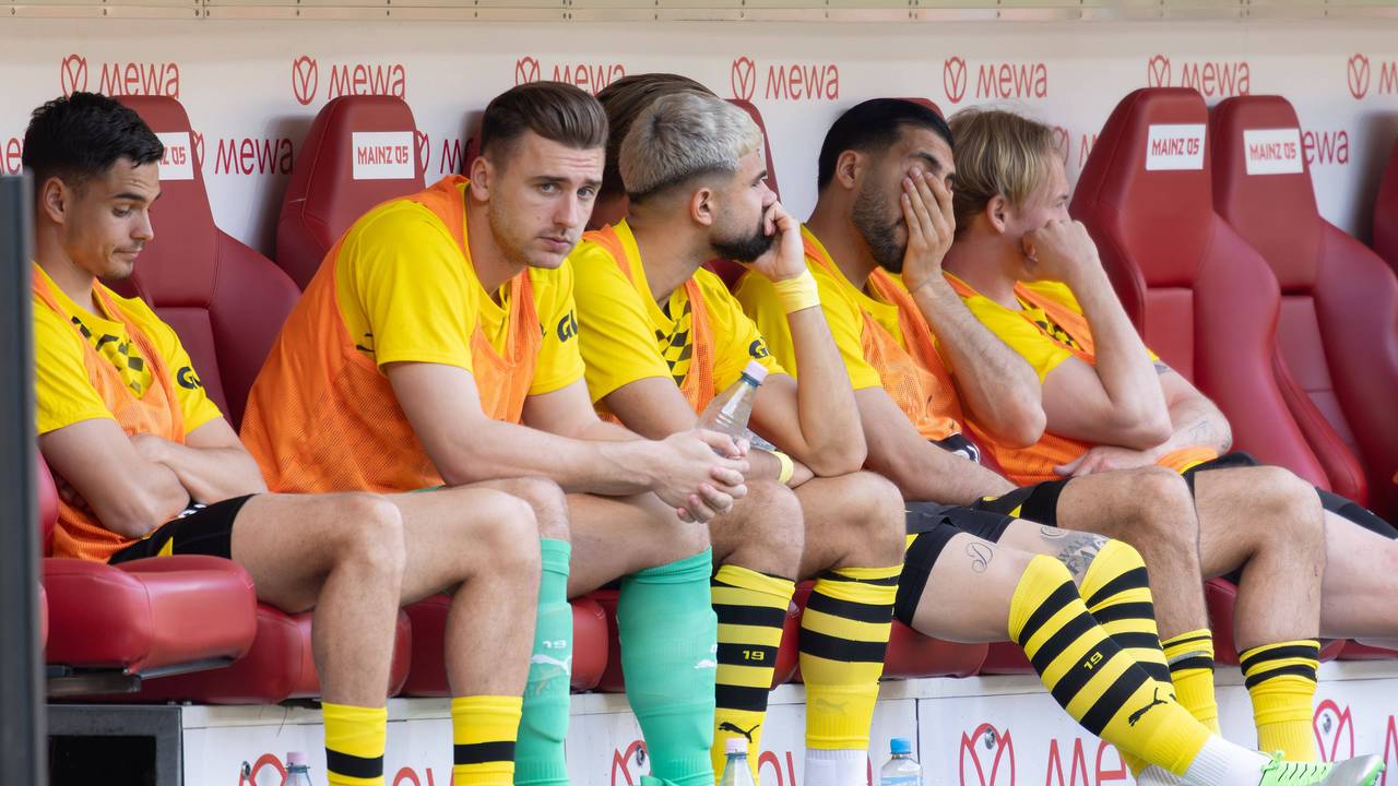 Die Ersatzspieler von Borussia Dortmund sitzen mit ernüchternden Gesichtern auf der Bank in Mainz.