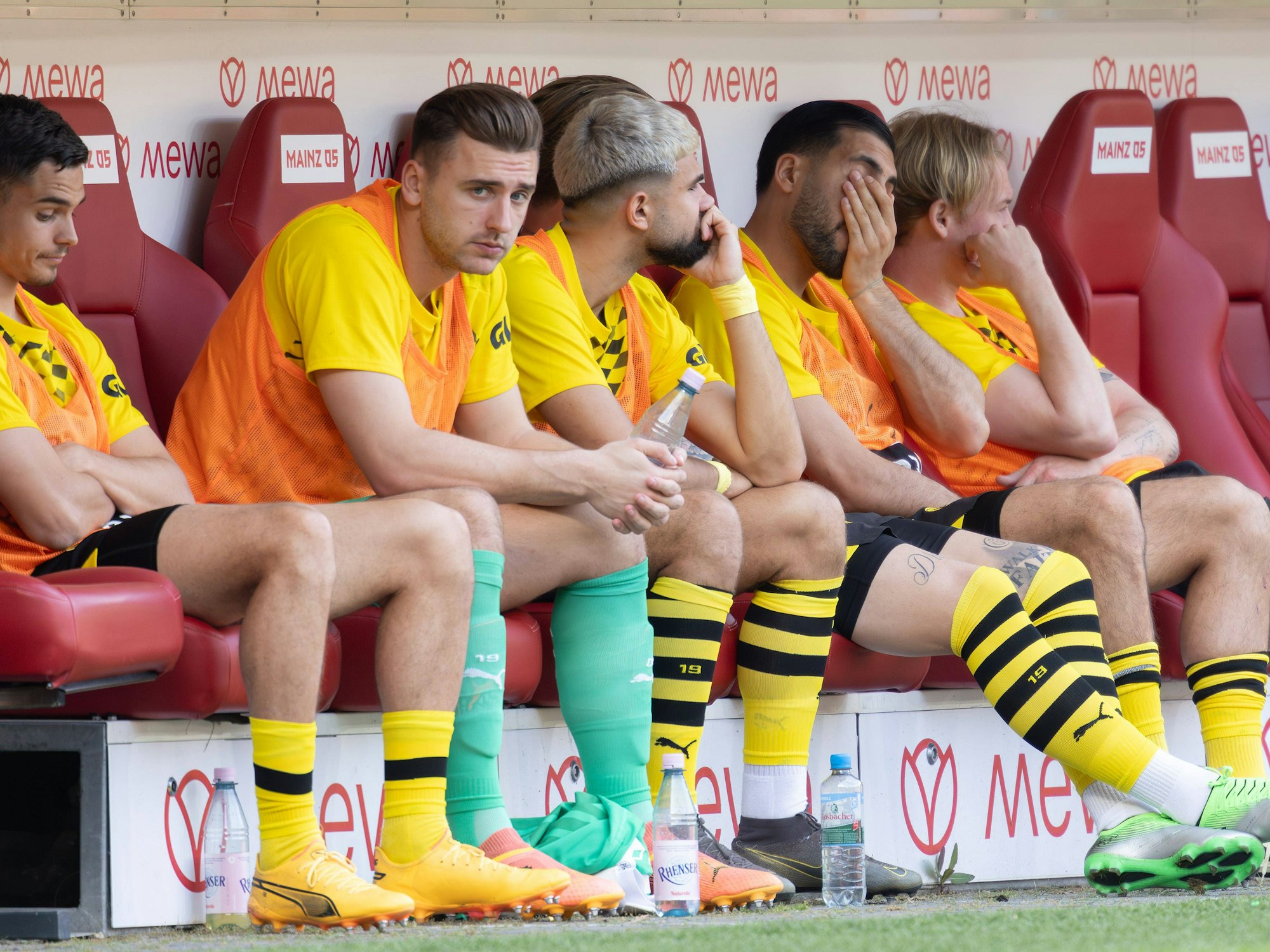 Die Ersatzspieler von Borussia Dortmund sitzen mit ernüchternden Gesichtern auf der Bank in Mainz.