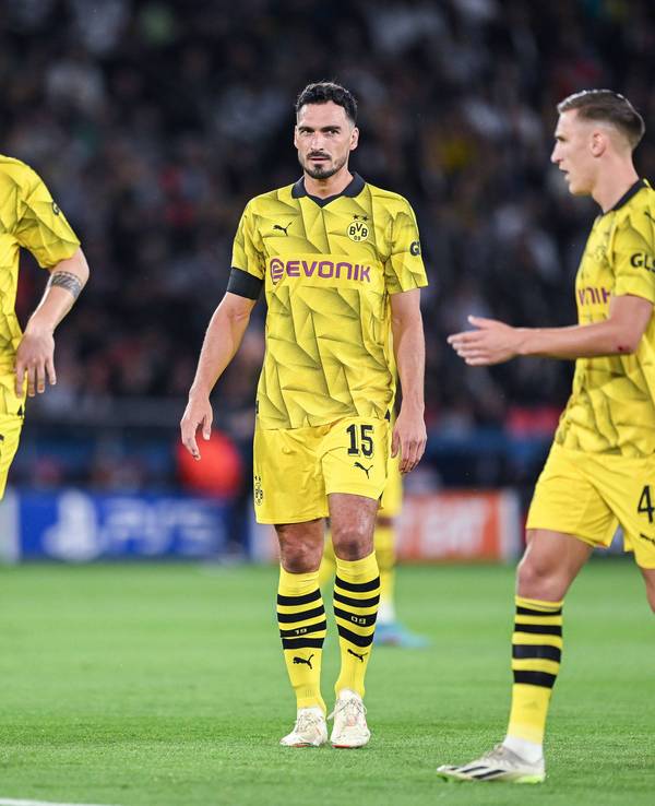 Nico Schlotterbeck (r.), hier am 19. September 2023 mit Niklas Süle und Mats Hummels.