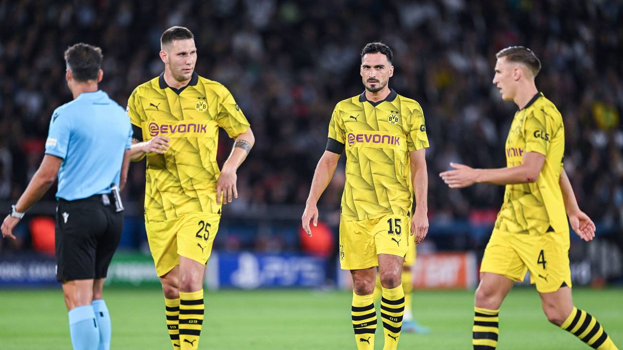 Nico Schlotterbeck (r.), hier am 19. September 2023 mit Niklas Süle und Mats Hummels.