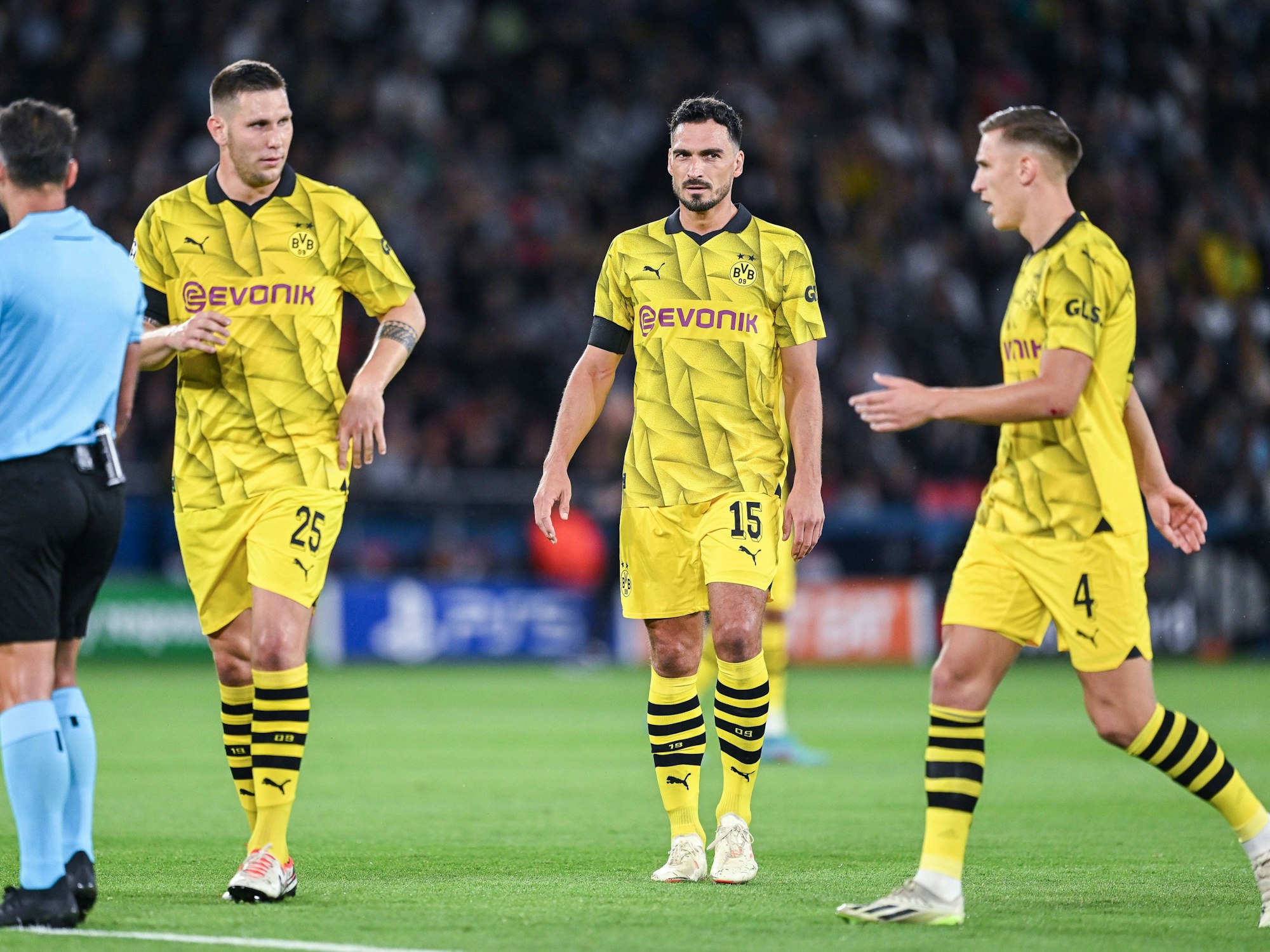 Nico Schlotterbeck (r.), hier am 19. September 2023 mit Niklas Süle und Mats Hummels.