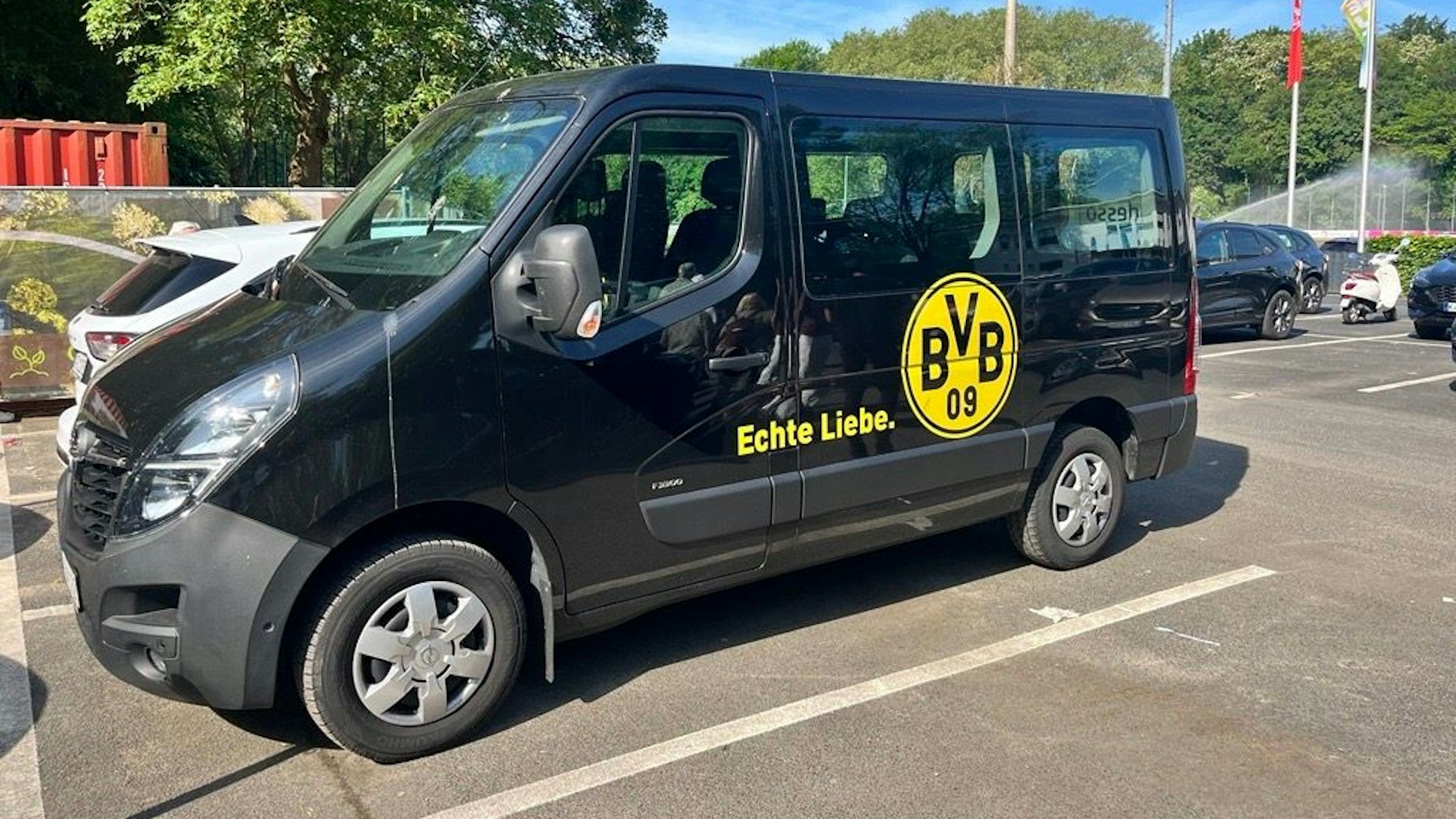 Ein Bus von Borussia Dortmund steht in Köln am Geißbockheim.