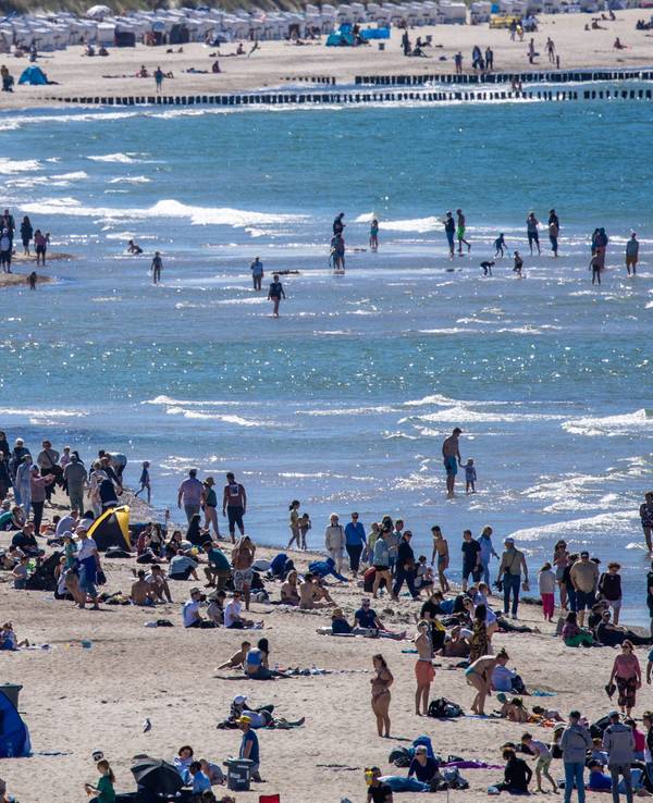 Urlauberinnen, Urlauber und Tagesgäste nutzen das sonnige, warme Wetter am 12. Mai zu einem Strandbesuch an der Ostseeküste in Warnemünde. Forschende schlagen Alarm: Unter dem Sand der Ostsee schlummert ein gefährliches Gift.dpa
