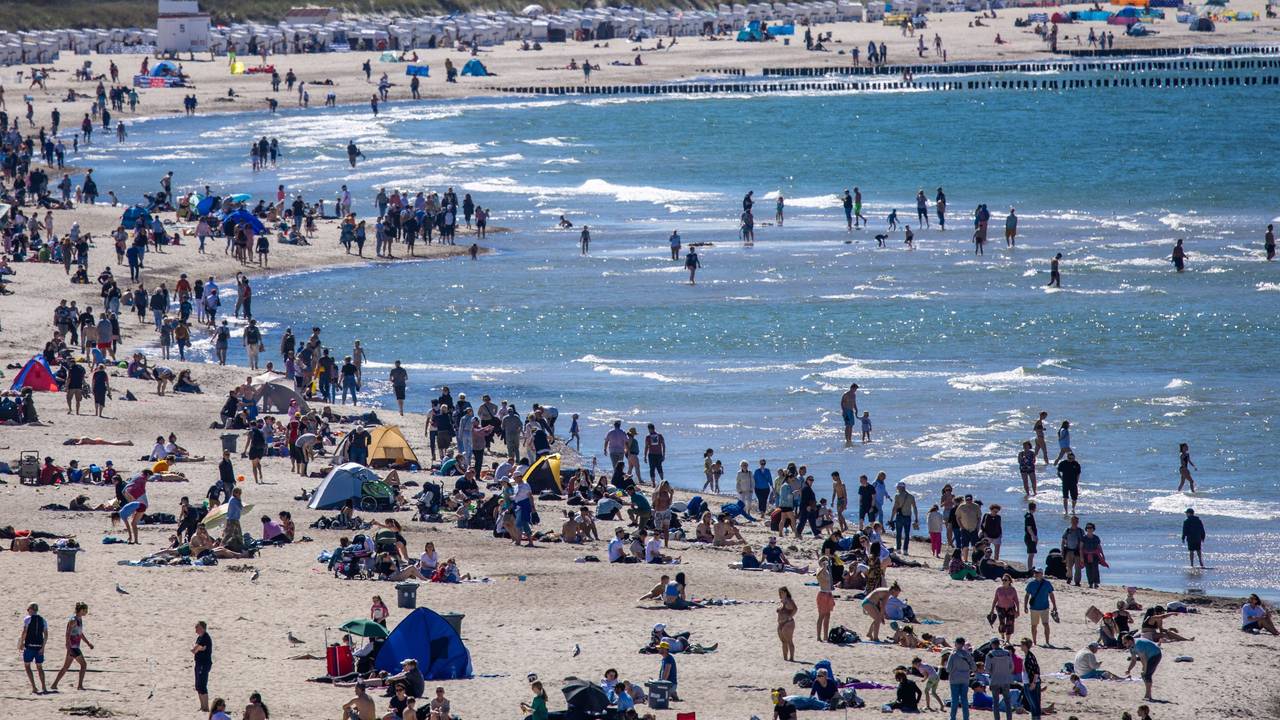 Urlauberinnen, Urlauber und Tagesgäste nutzen das sonnige, warme Wetter am 12. Mai zu einem Strandbesuch an der Ostseeküste in Warnemünde. Forschende schlagen Alarm: Unter dem Sand der Ostsee schlummert ein gefährliches Gift.dpa