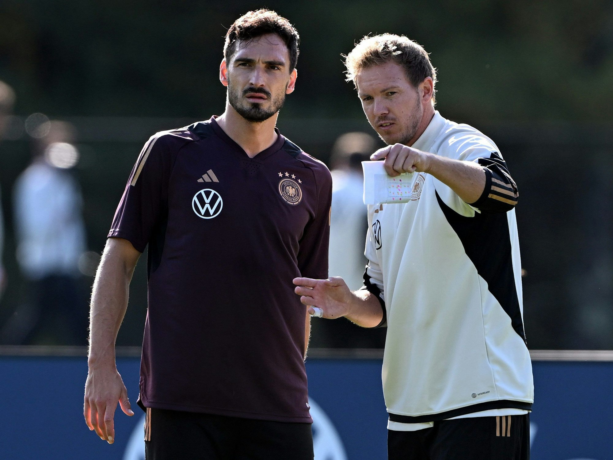 Bundestrainer Julian Nagelsmann (r.) gibt Mats Hummels während des Trainings Anweisungen.