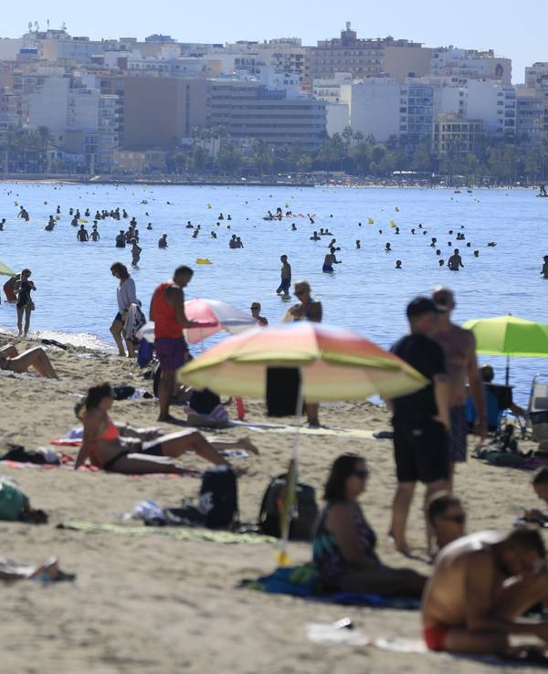 Voller Strand auf Mallorca.