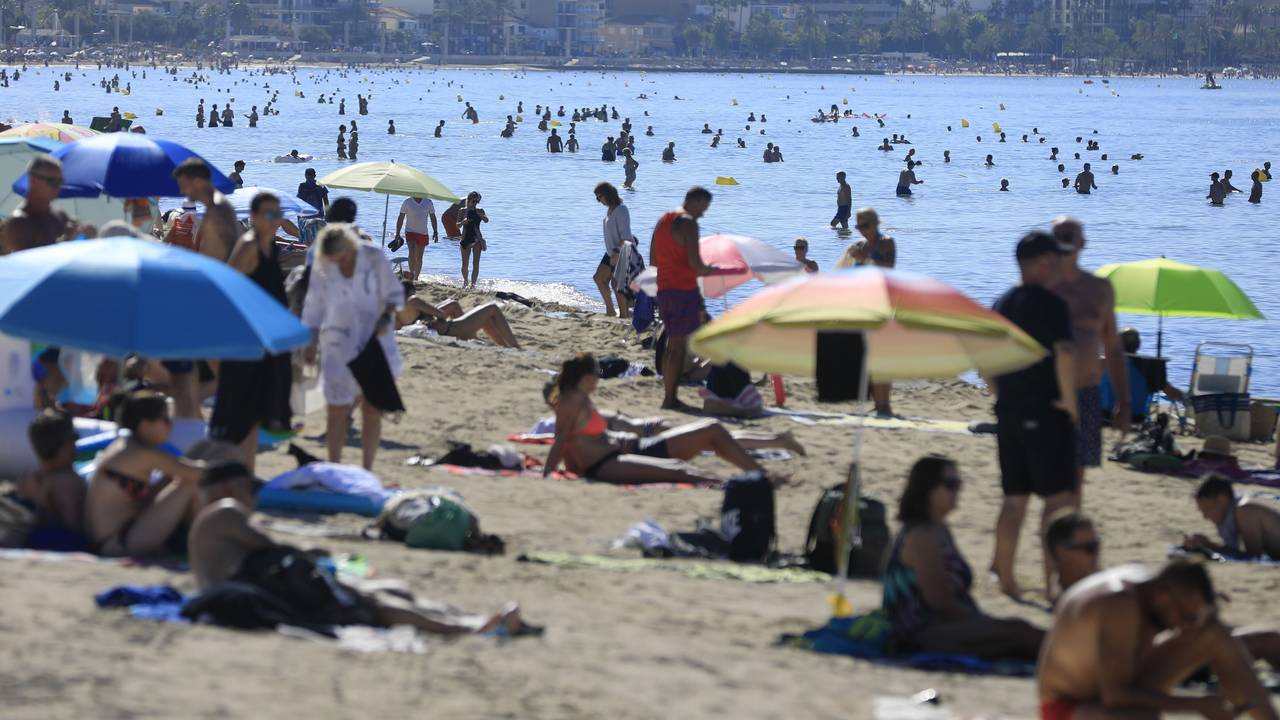 Voller Strand auf Mallorca.