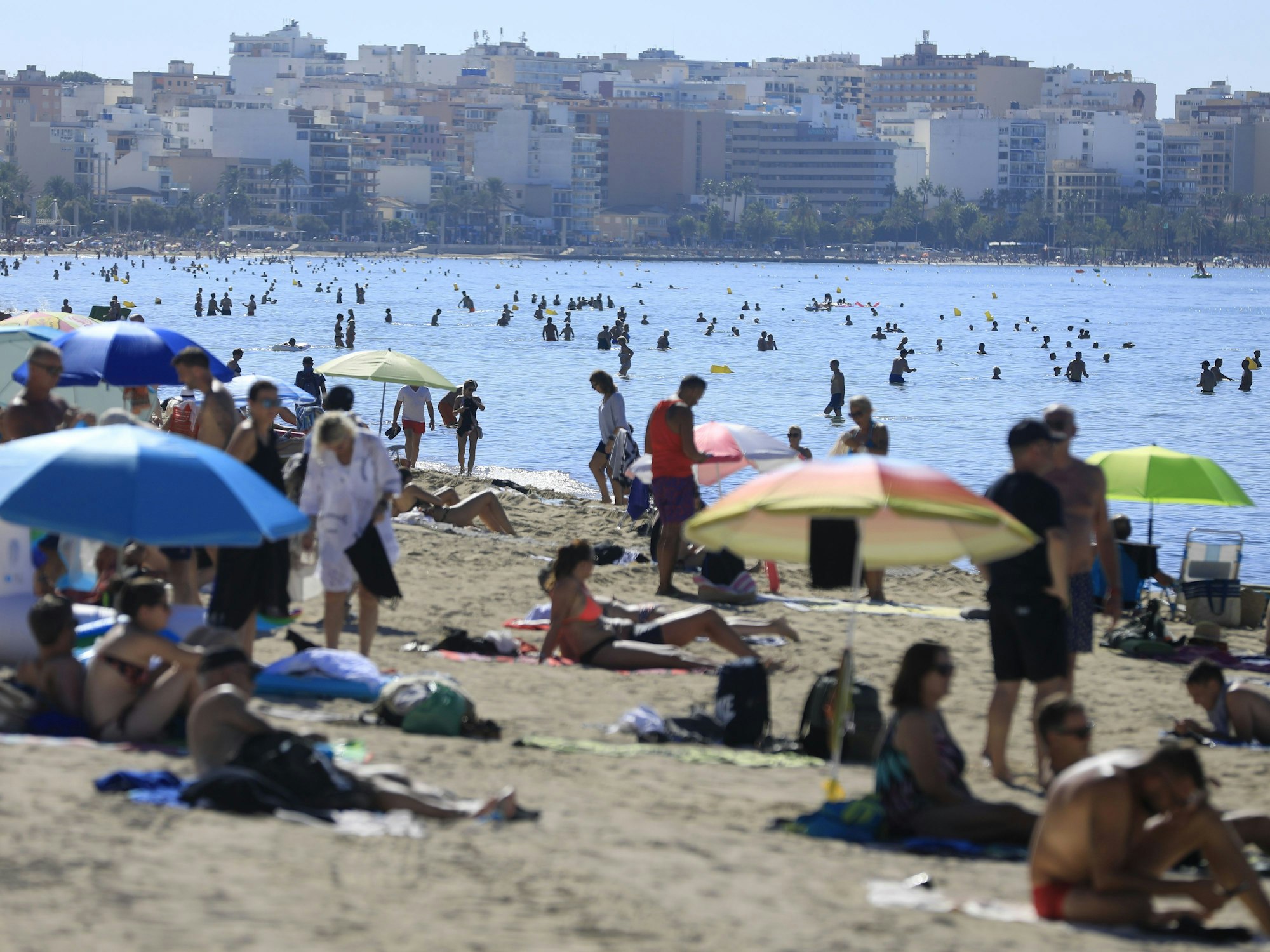 Voller Strand auf Mallorca.