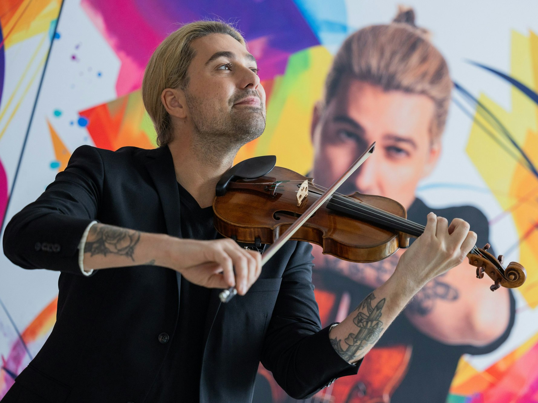 Geiger David Garrett steht bei einem Fototermin in der Flora.