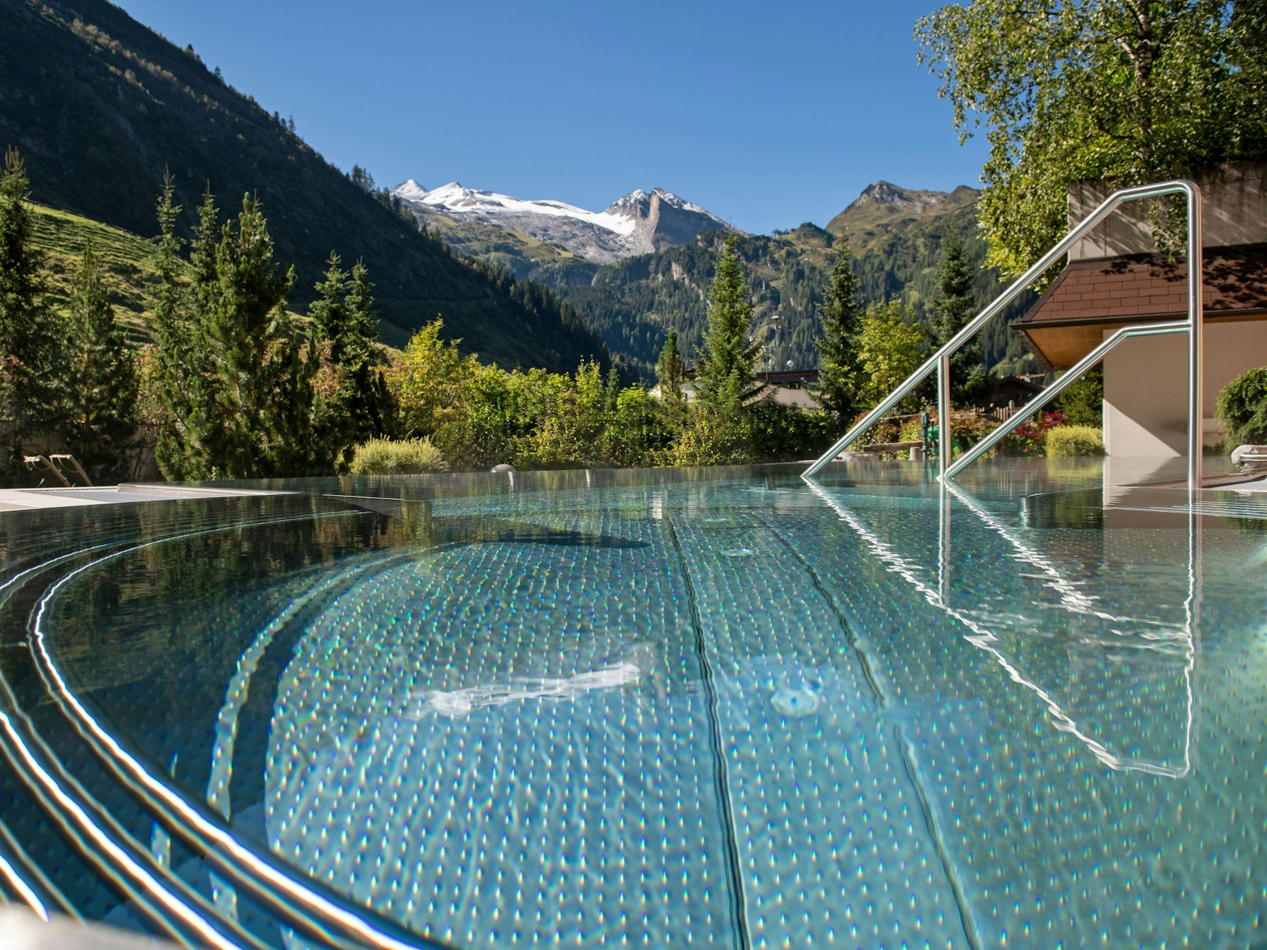 Zillertal:
Hotel Alpenhof in Hintertux, Außenpool mit Blick auf den Gletscher