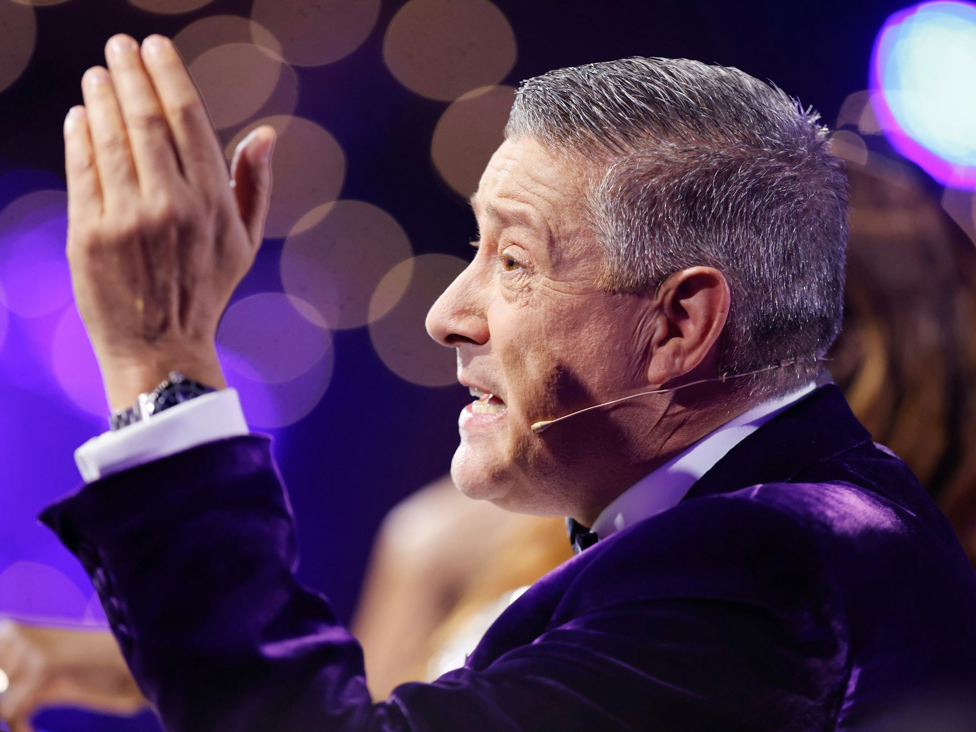 Joachim Llambi, Jurymitglied, sitzt in der RTL-Tanzshow „Let's Dance“ in den Kulissen des Musicals „Moulin Rouge!“.