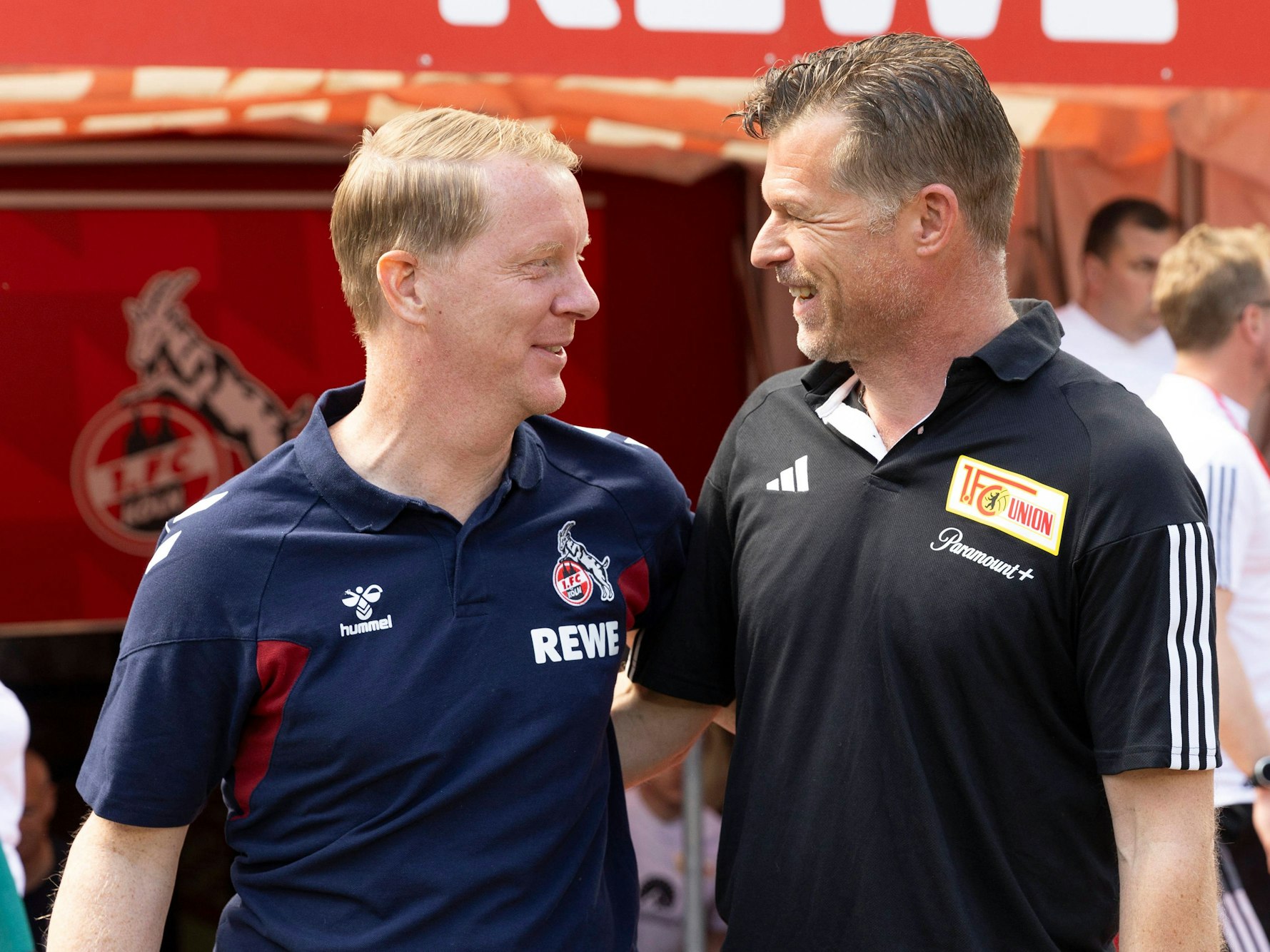 Trainer Timo Schultz begrüßt vor dem Spiel in Köln den Berlin-Coach Marco Grote.