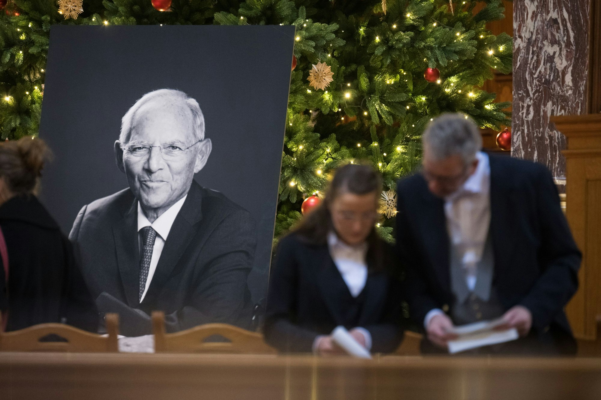 Mitarbeitende verteilen vor dem Gedenkgottesdienst anlässlich des Trauerstaatsaktes für Wolfgang Schäuble im Berliner Dom Begleithefte zum Gottesdienst.