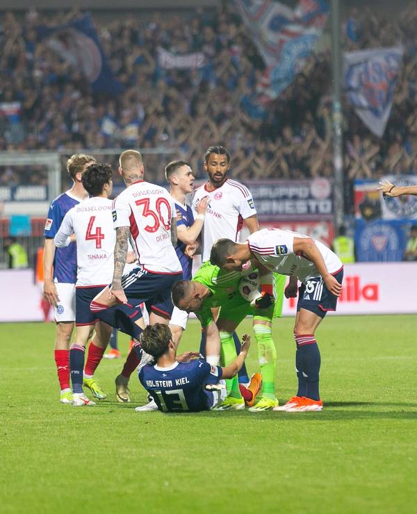 Rudelbildung zwischen Holstein Kiel und Fortuna Düsseldorf. Rechts im Bild: Schiedsrichter Sven Jablonski.