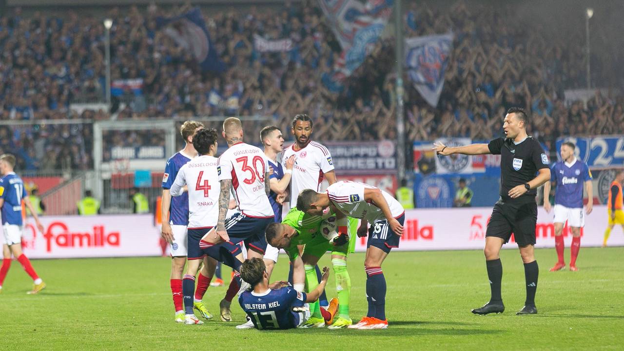 Rudelbildung zwischen Holstein Kiel und Fortuna Düsseldorf. Rechts im Bild: Schiedsrichter Sven Jablonski.