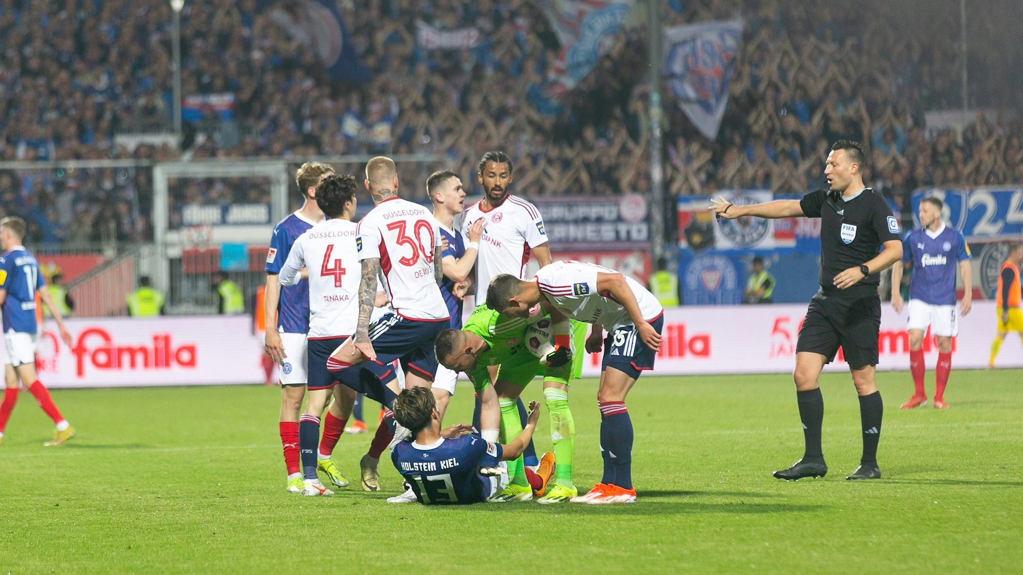 Rudelbildung zwischen Holstein Kiel und Fortuna Düsseldorf. Rechts im Bild: Schiedsrichter Sven Jablonski.