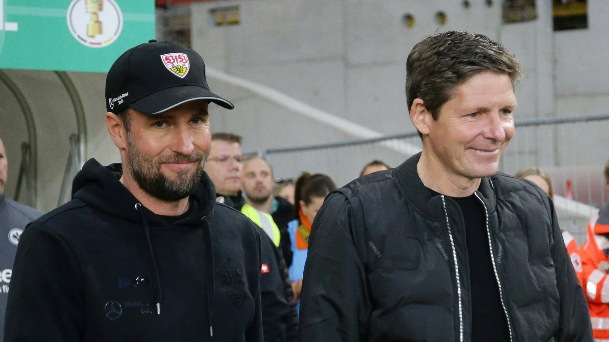 Sebastian Hoeneß (l.) und Oliver Glasner gehen vor einem Pokalspiel ins Stadion.
