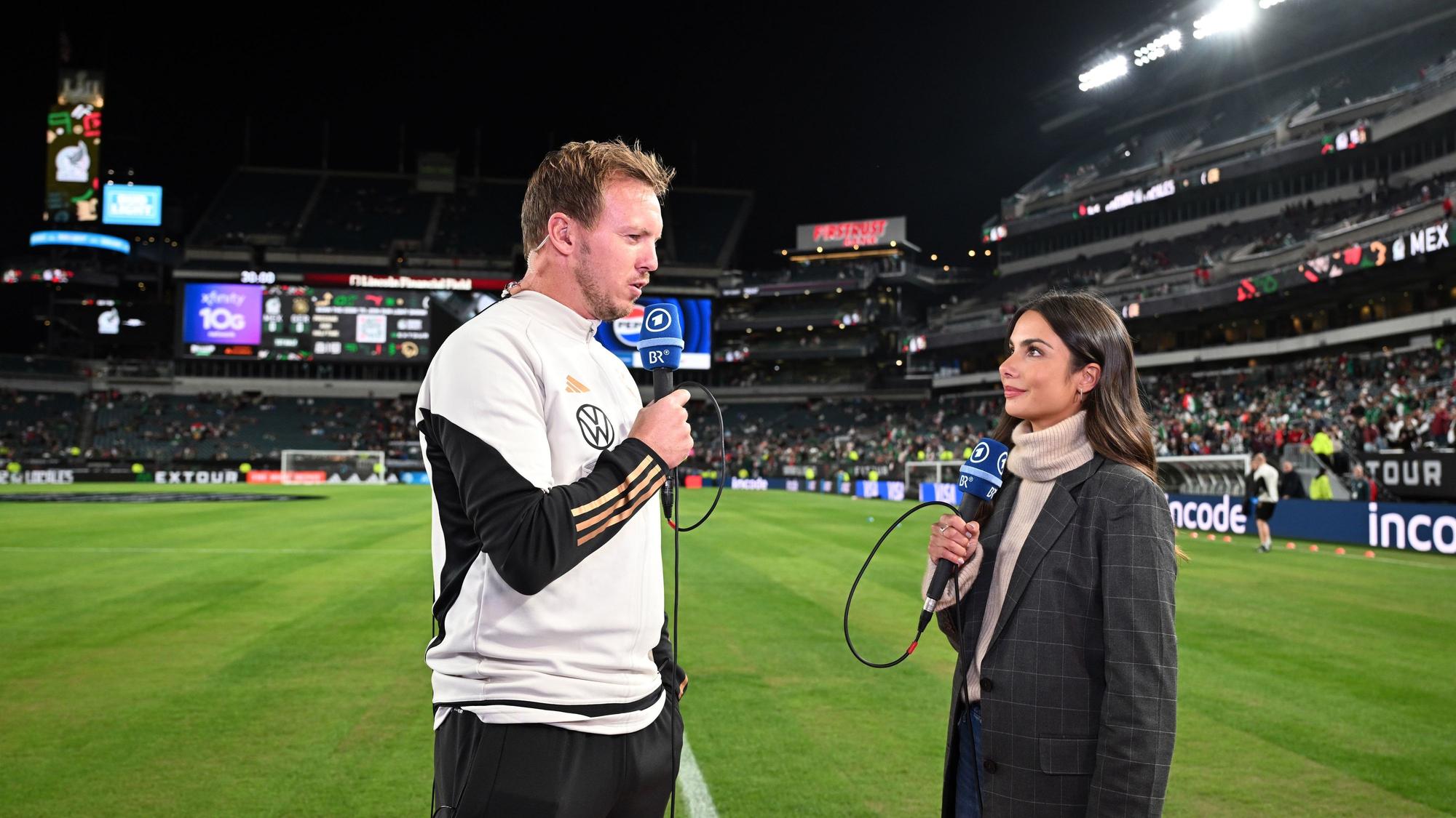 Julian Nagelsmann spricht vor dem Spiel mit TV-Moderatorin Lea Wagner.